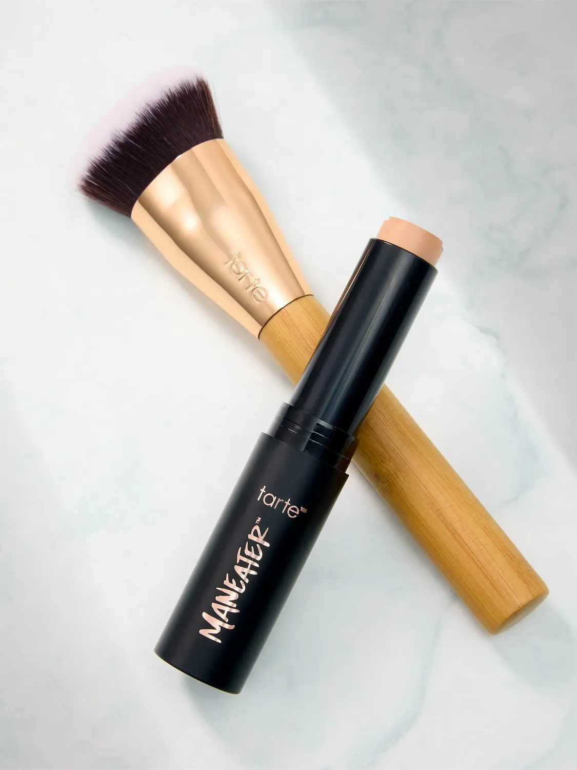 Tarte Maneater Stick pinceau fond de teint vegan dense