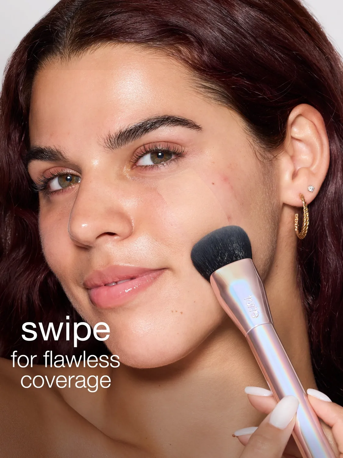 Tarte Shape Tape pinceau poudre pressée