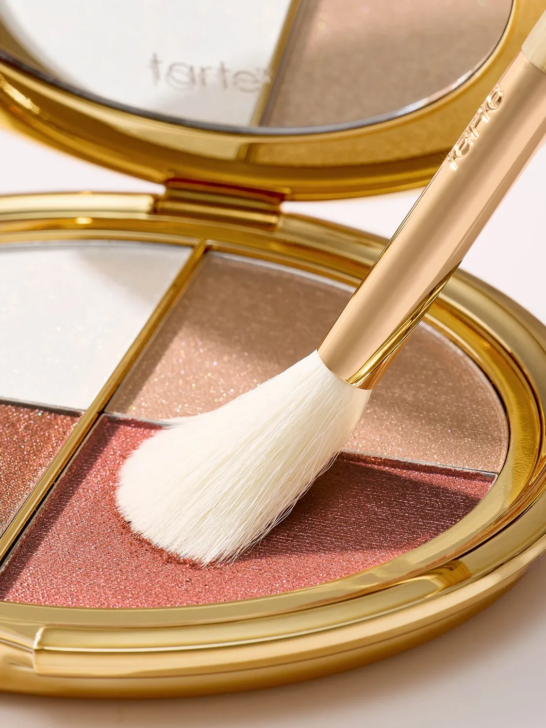 Tarte Glow Wardrobe pinceau highlighter effilé multi
